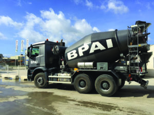 camion toupie camion malaxeur ou bétonnière portée BPAI partenaire Lafarge spécialiste du béton prêt à l'emploi, accompagne professionnels et particuliers dans leurs projets de constructions, d’aménagements et de rénovations.