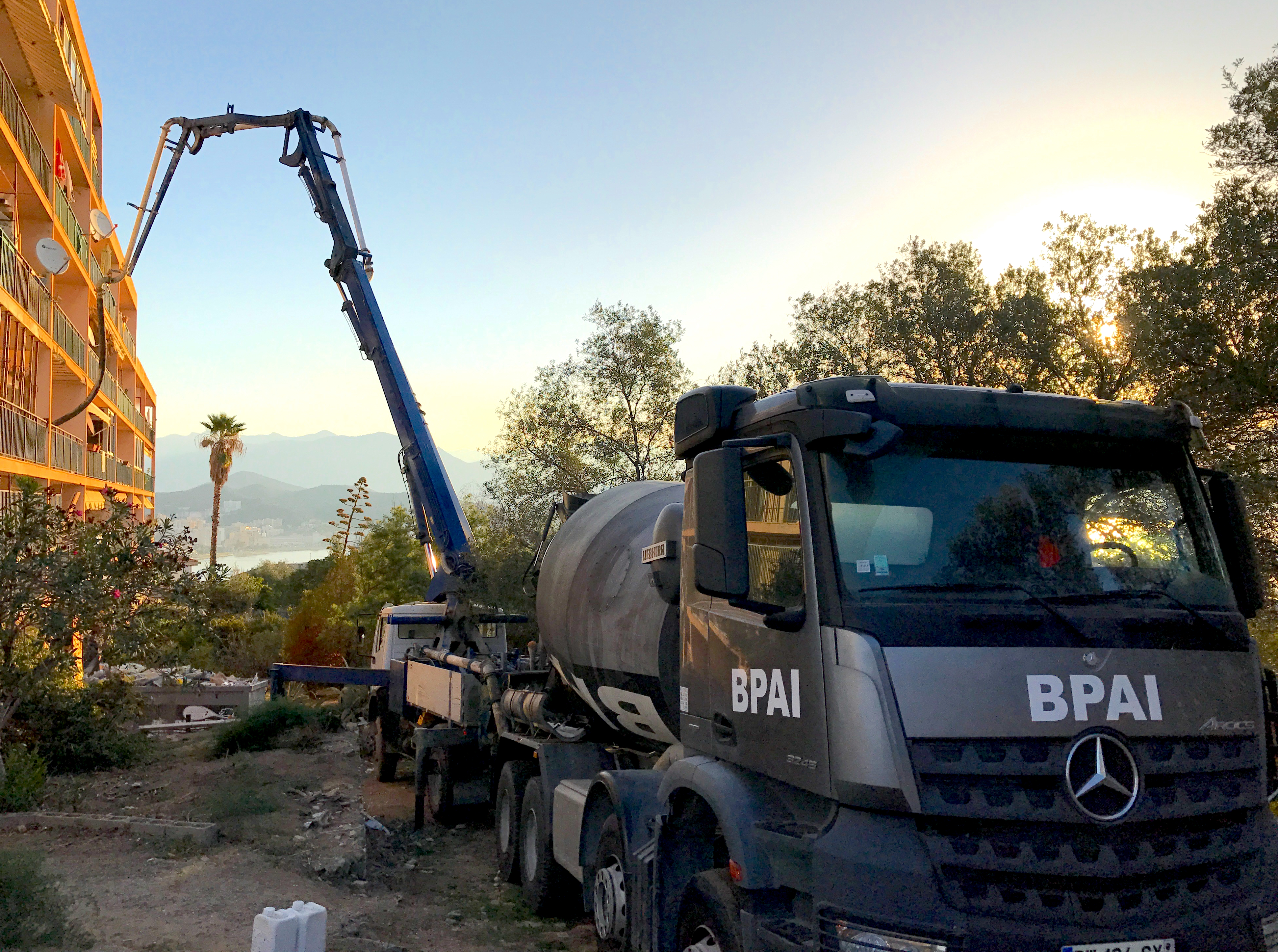 La pompe à béton est directement intégrée au camion pour couler du béton dans les endroits difficile d'accès BPAI spécialiste du béton prêt à l'emploi a Ajaccio